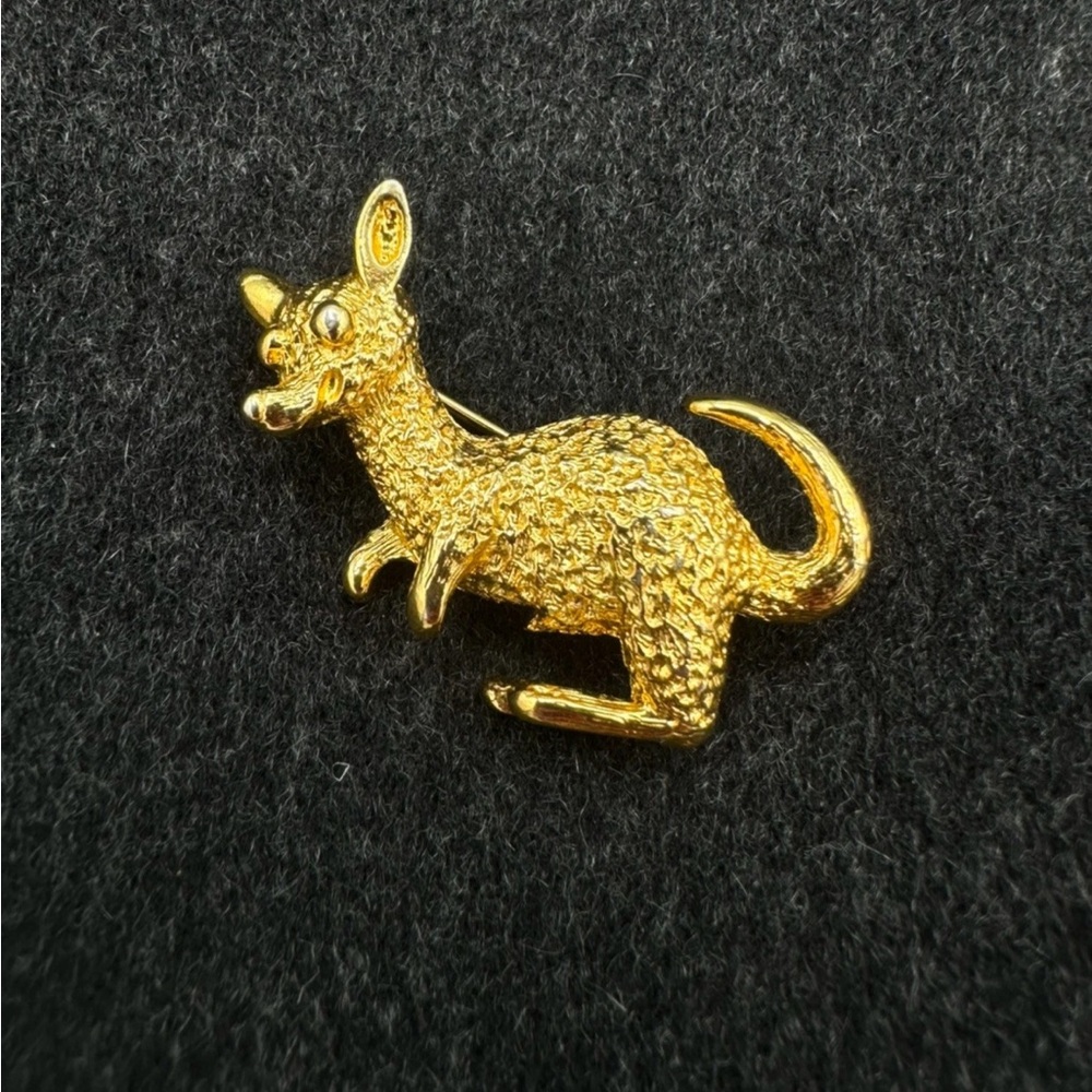 VTG Kangaroo Brooch Signed New View Gold Tone Pin
